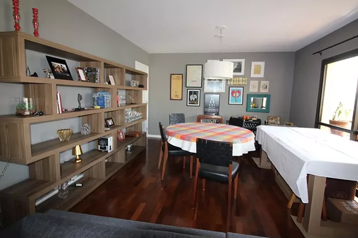 Antes: sala de jantar com estante de madeira e paredes cinza